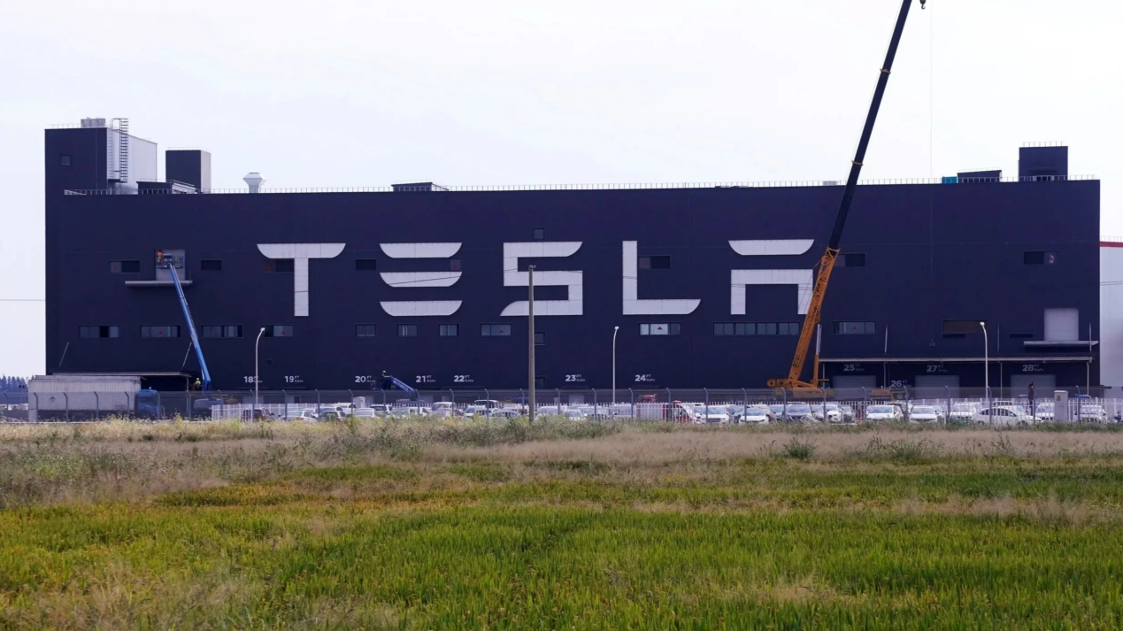 Tesla bereitet die Wiederaufnahme der Produktion in seinem Werk in Shanghai vor. 